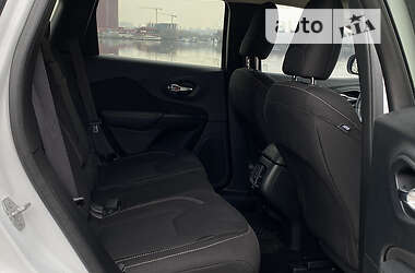Позашляховик / Кросовер Jeep Cherokee 2015 в 