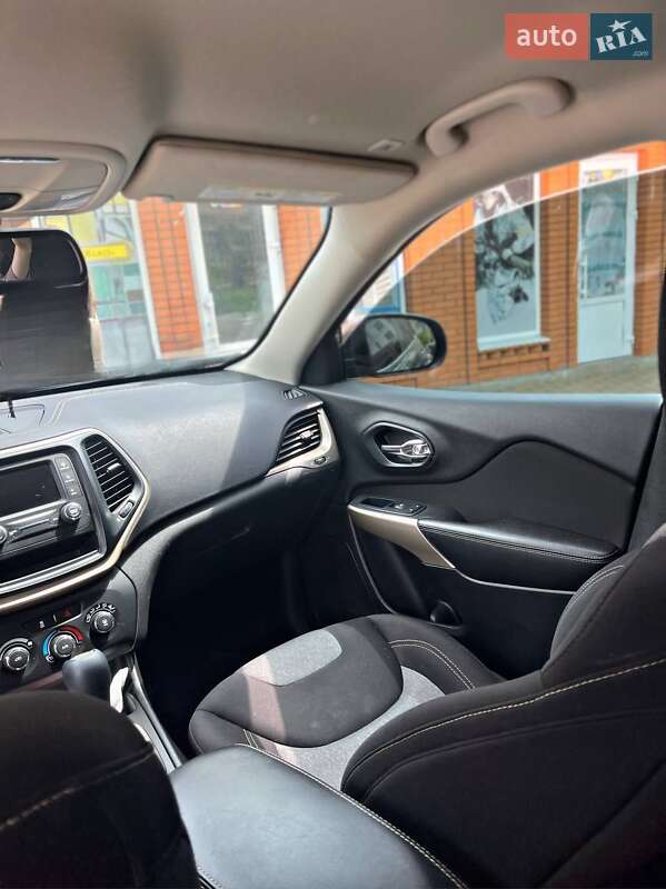 Внедорожник / Кроссовер Jeep Cherokee 2017 в Болграде