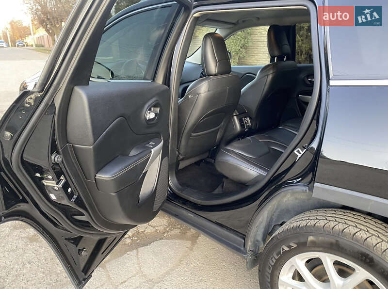 Позашляховик / Кросовер Jeep Cherokee 2017 в Чернівцях
