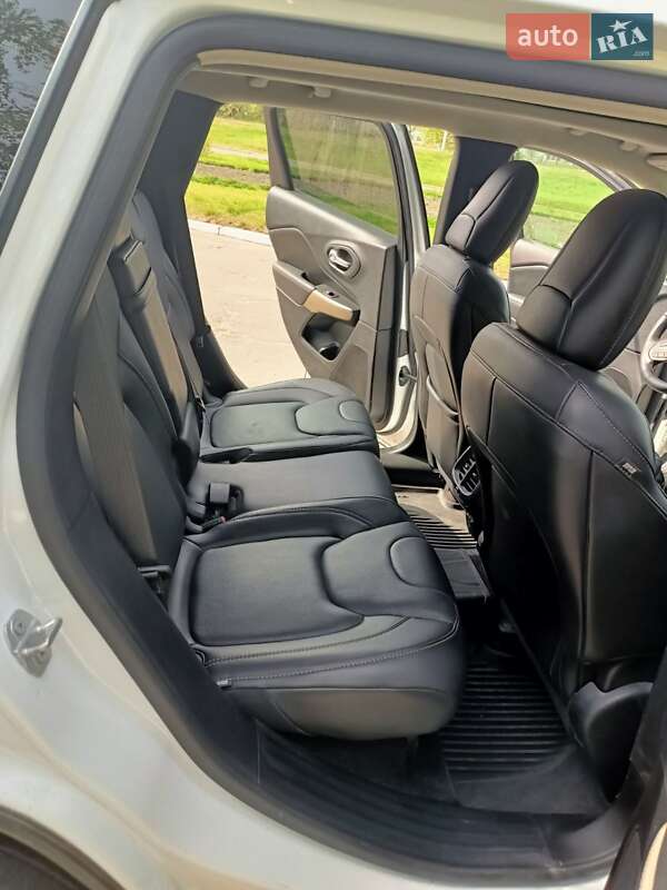 Внедорожник / Кроссовер Jeep Cherokee 2017 в Киеве