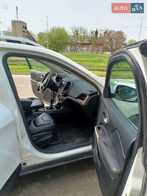 Внедорожник / Кроссовер Jeep Cherokee 2017 в Киеве