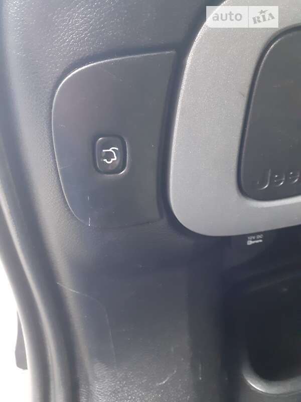 Внедорожник / Кроссовер Jeep Cherokee 2014 в Киеве