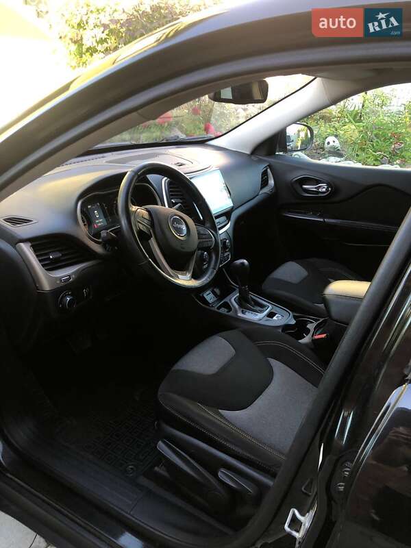 Внедорожник / Кроссовер Jeep Cherokee 2015 в Ровно