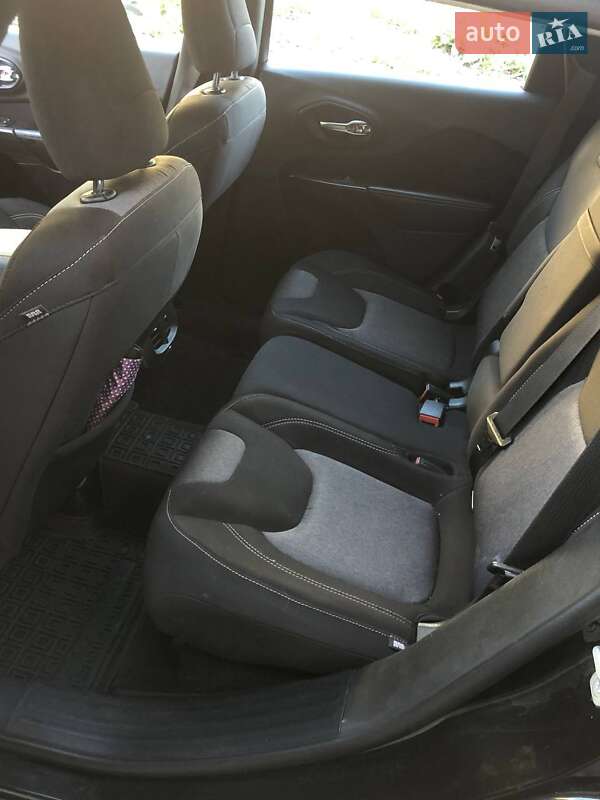 Внедорожник / Кроссовер Jeep Cherokee 2015 в Ровно