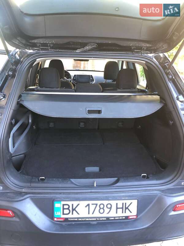 Внедорожник / Кроссовер Jeep Cherokee 2015 в Ровно