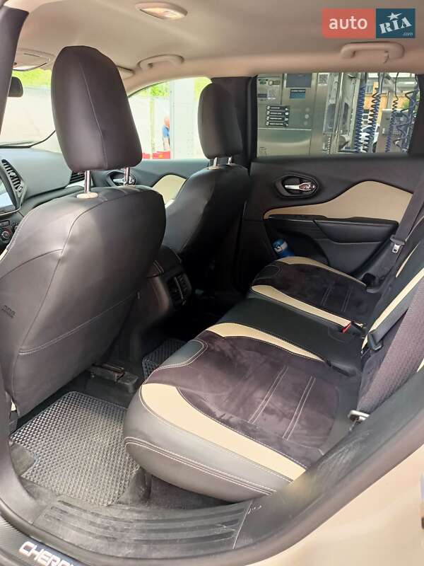 Позашляховик / Кросовер Jeep Cherokee 2015 в Львові