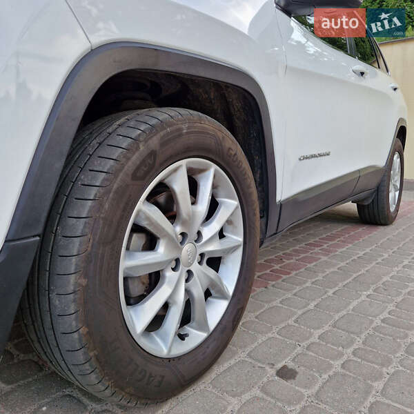 Внедорожник / Кроссовер Jeep Cherokee 2017 в Остроге