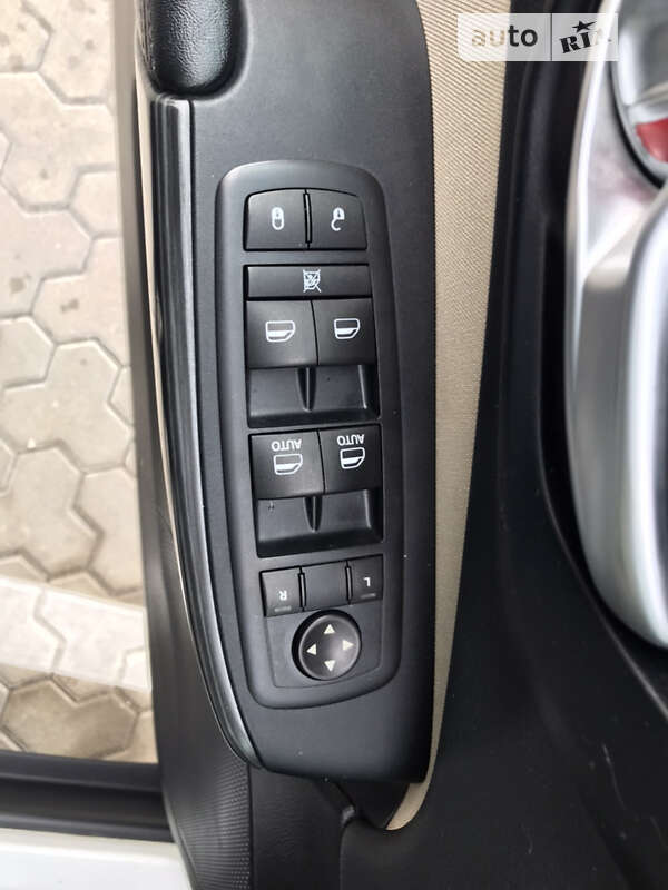 Внедорожник / Кроссовер Jeep Cherokee 2015 в Киеве
