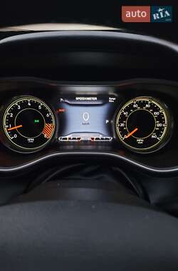 Внедорожник / Кроссовер Jeep Cherokee 2014 в 