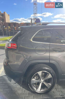 Позашляховик / Кросовер Jeep Cherokee 2021 в 