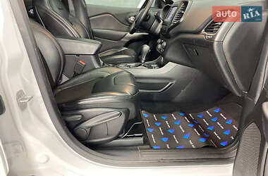 Внедорожник / Кроссовер Jeep Cherokee 2018 в 
