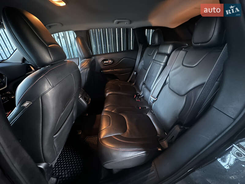 Позашляховик / Кросовер Jeep Cherokee 2015 в Львові