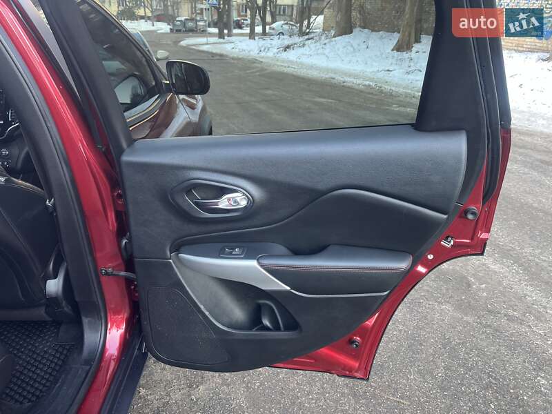 Внедорожник / Кроссовер Jeep Cherokee 2014 в Киеве