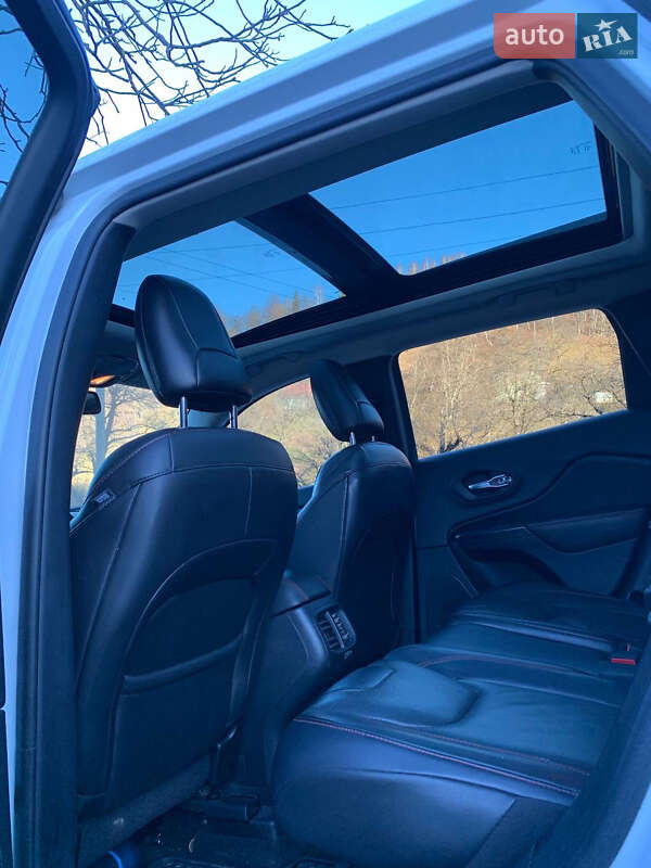 Внедорожник / Кроссовер Jeep Cherokee 2015 в Вижнице