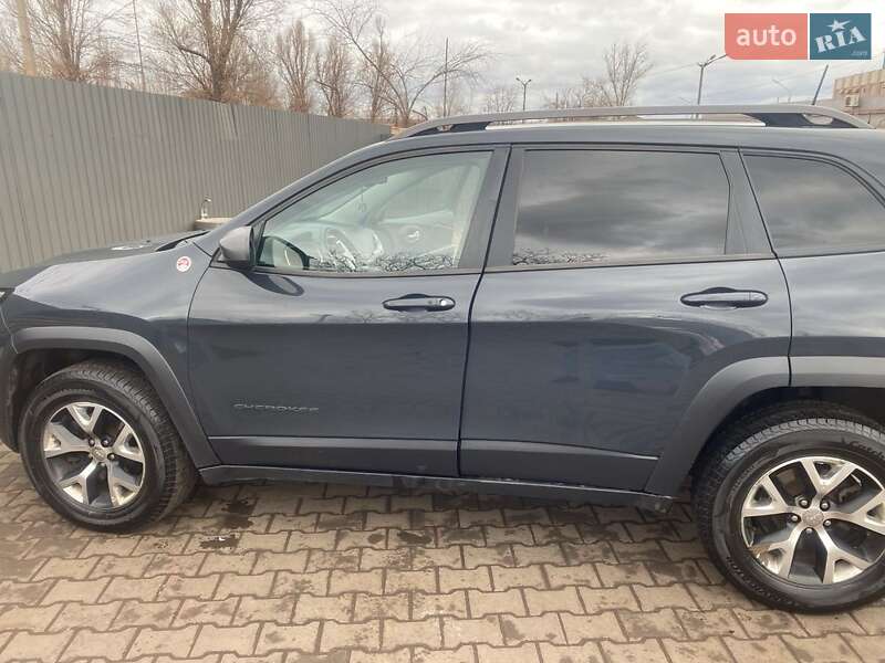 Внедорожник / Кроссовер Jeep Cherokee 2016 в Виннице