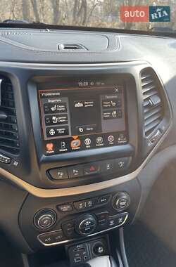 Внедорожник / Кроссовер Jeep Cherokee 2015 в 
