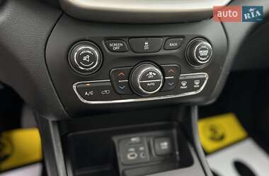 Внедорожник / Кроссовер Jeep Cherokee 2014 в 