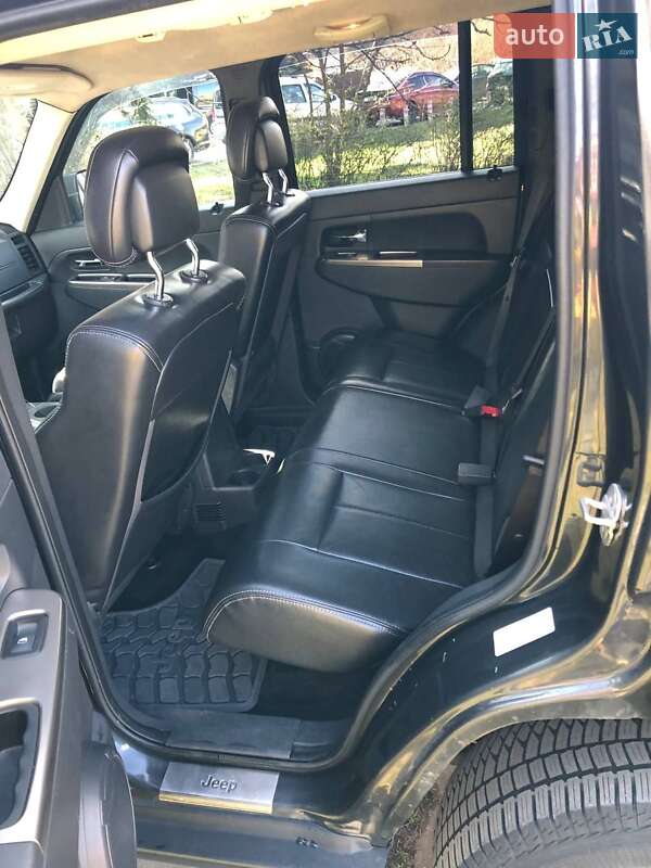 Внедорожник / Кроссовер Jeep Cherokee 2011 в Киеве