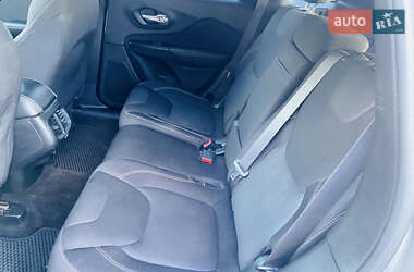 Внедорожник / Кроссовер Jeep Cherokee 2015 в 