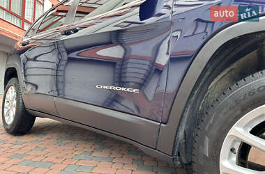 Внедорожник / Кроссовер Jeep Cherokee 2015 в 