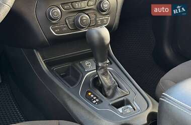 Внедорожник / Кроссовер Jeep Cherokee 2019 в 