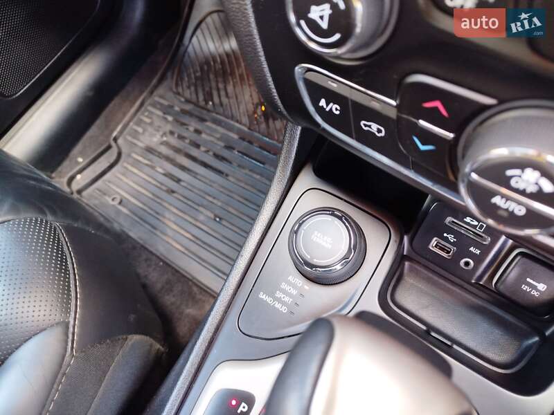 Внедорожник / Кроссовер Jeep Cherokee 2016 в Ровно