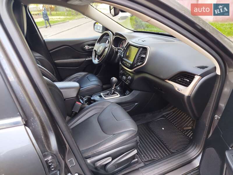 Внедорожник / Кроссовер Jeep Cherokee 2016 в Ровно