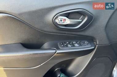 Позашляховик / Кросовер Jeep Cherokee 2019 в 