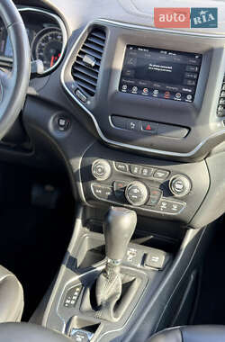 Позашляховик / Кросовер Jeep Cherokee 2019 в 