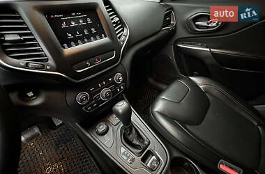 Позашляховик / Кросовер Jeep Cherokee 2018 в 