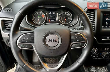 Позашляховик / Кросовер Jeep Cherokee 2018 в 