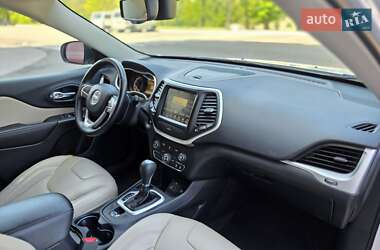 Позашляховик / Кросовер Jeep Cherokee 2016 в 