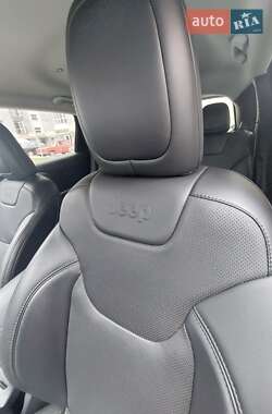 Внедорожник / Кроссовер Jeep Cherokee 2019 в 