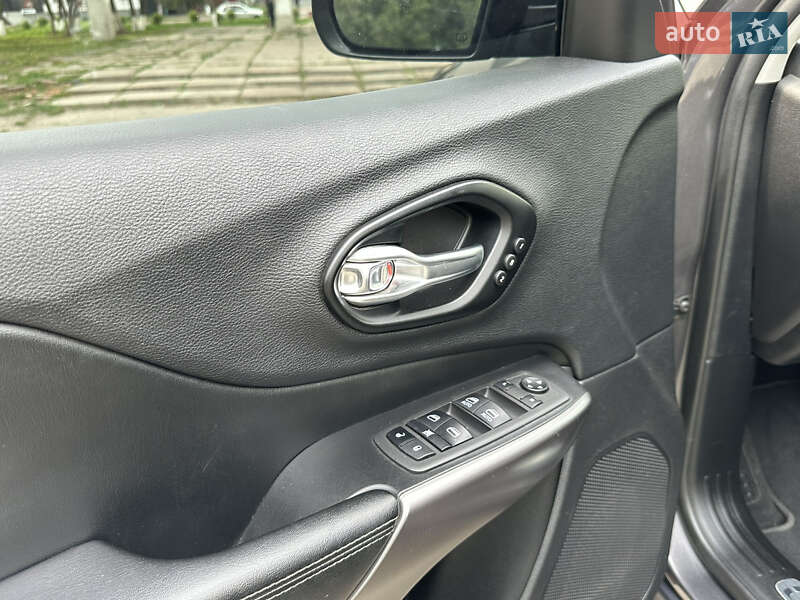 Внедорожник / Кроссовер Jeep Cherokee 2020 в Киеве