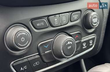Позашляховик / Кросовер Jeep Cherokee 2019 в 