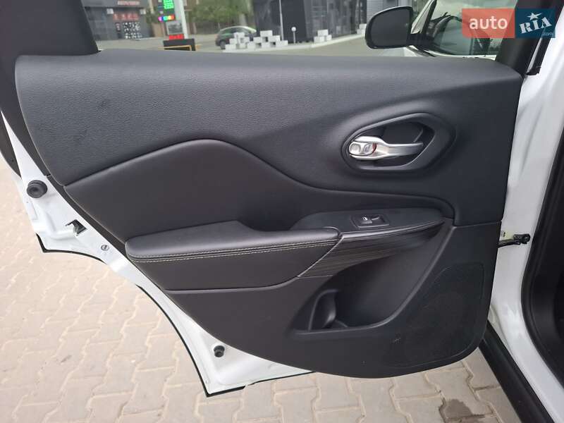 Позашляховик / Кросовер Jeep Cherokee 2015 в Чернівцях