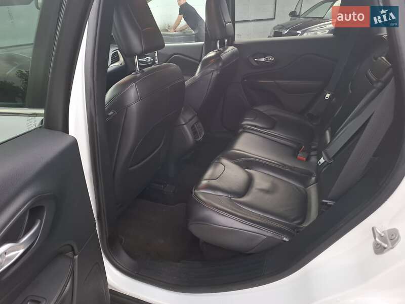Позашляховик / Кросовер Jeep Cherokee 2015 в Чернівцях