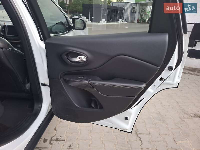 Позашляховик / Кросовер Jeep Cherokee 2015 в Чернівцях