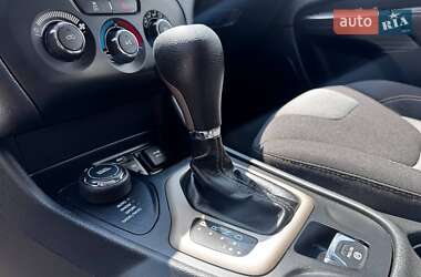 Позашляховик / Кросовер Jeep Cherokee 2016 в 