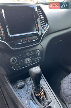 Внедорожник / Кроссовер Jeep Cherokee 2019 в 