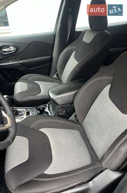 Внедорожник / Кроссовер Jeep Cherokee 2015 в 