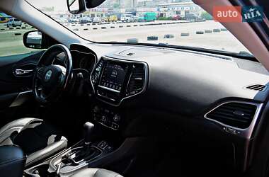 Позашляховик / Кросовер Jeep Cherokee 2019 в 