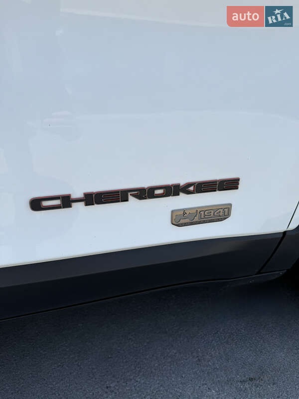Внедорожник / Кроссовер Jeep Cherokee 2016 в Запорожье
