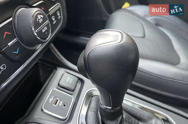 Позашляховик / Кросовер Jeep Cherokee 2019 в 