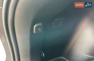 Позашляховик / Кросовер Jeep Cherokee 2019 в 