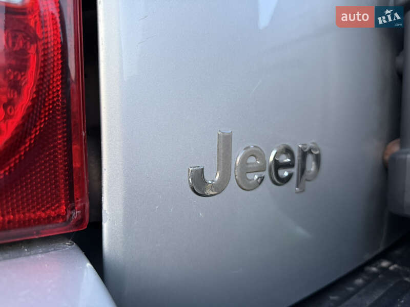 Внедорожник / Кроссовер Jeep Cherokee 2004 в Житомире