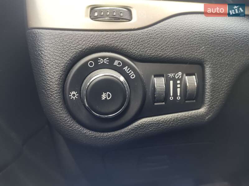 Внедорожник / Кроссовер Jeep Cherokee 2015 в Прилуках