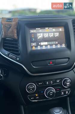 Позашляховик / Кросовер Jeep Cherokee 2019 в 