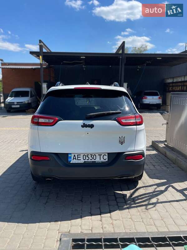 Внедорожник / Кроссовер Jeep Cherokee 2015 в Ужгороде