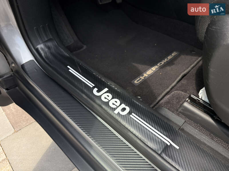 Внедорожник / Кроссовер Jeep Cherokee 2016 в Киеве